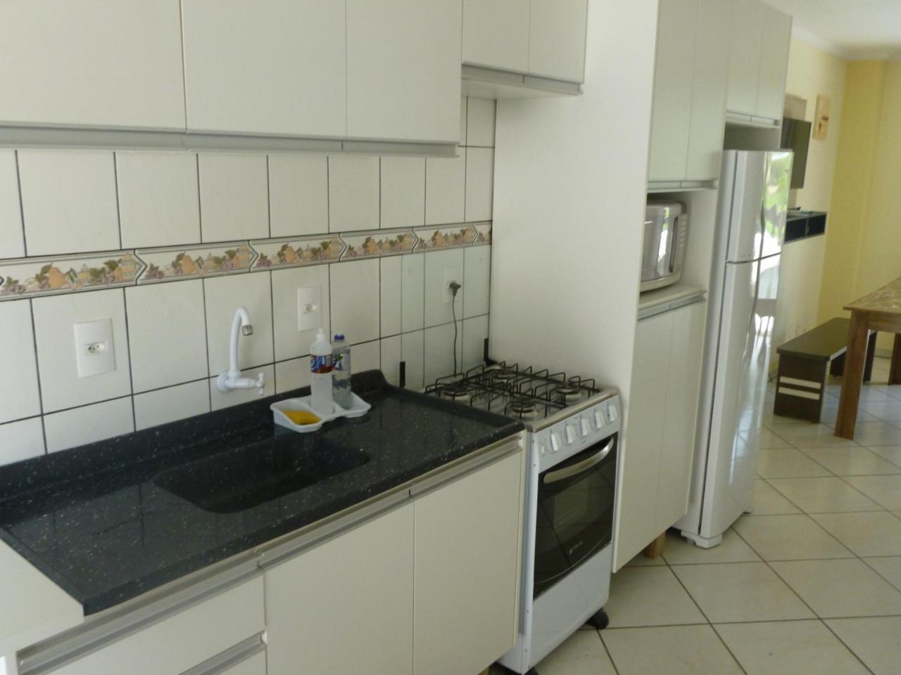 Apartamento 12 - Bombinhas - 200 Metros Da Praia Exteriör bild